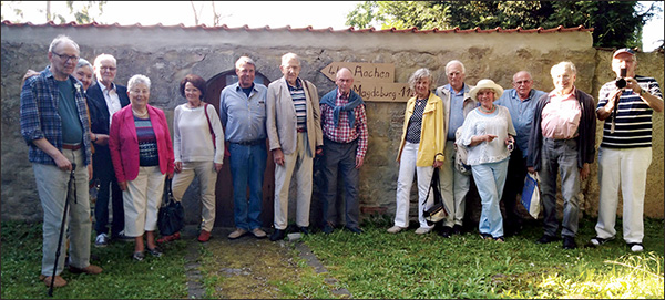 Gruppe aus SZ, die Taufstelle bestaunt